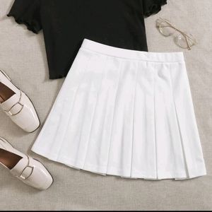 White pleaded skirt